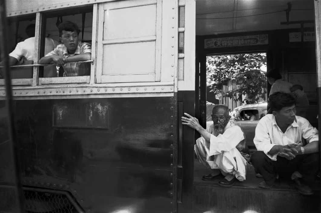 Hành khách trên tuyến xe điện của Seoul. Ảnh: Rene Burri/ Magnum Photos.