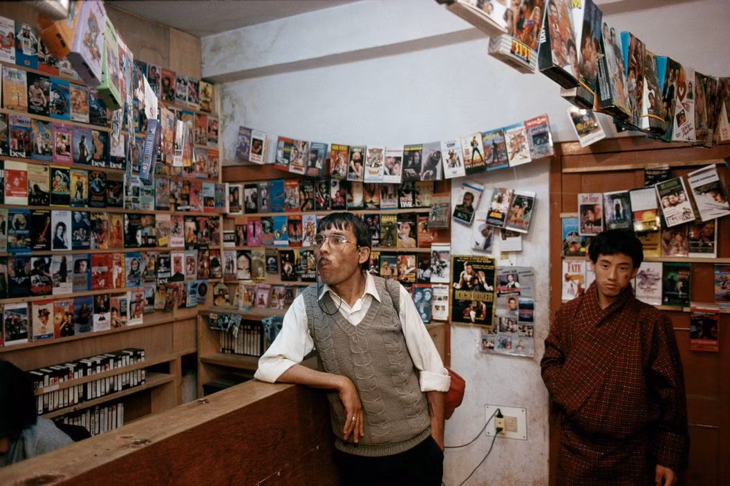 Quầy bán băng video. Ảnh: Martin Parr/ Magnum Photos.