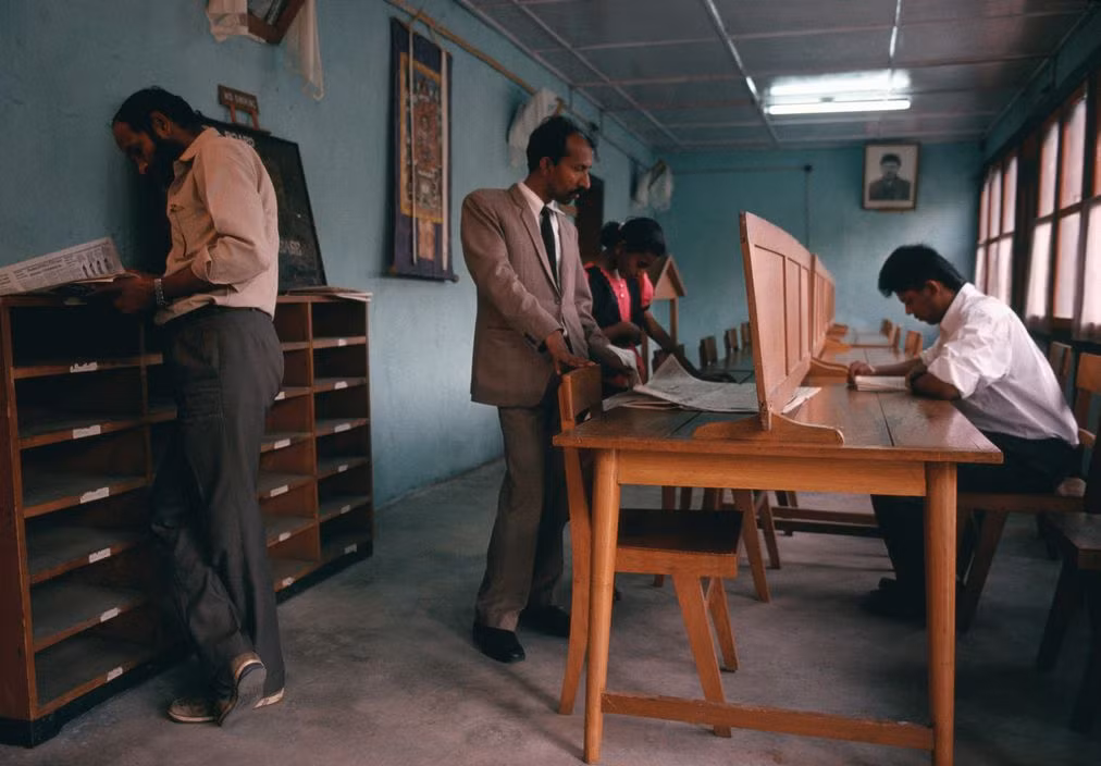 Trong thư viện công cộng ở Thimphu. Ảnh: Martin Parr/ Magnum Photos.