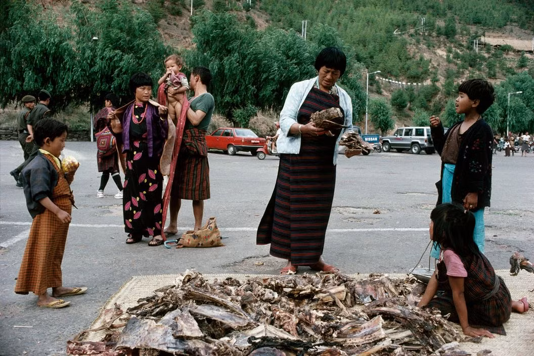 Xương gia súc được bày bán trên đường. Ảnh: Martin Parr/ Magnum Photos.