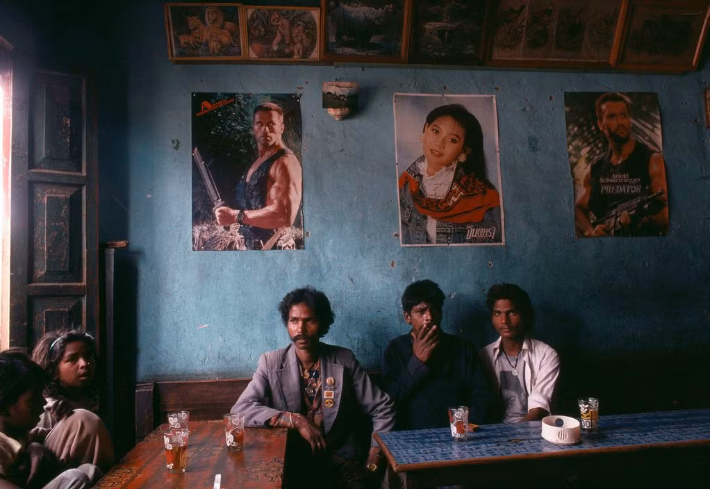 Các quý ông trong quán bar ơ Thimphu. Ảnh: Martin Parr/ Magnum Photos.