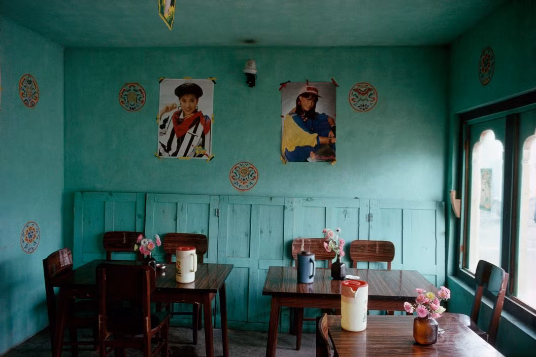 Trong một quán cà phê ở thủ đô Thimphu. Ảnh: Martin Parr/ Magnum Photos.