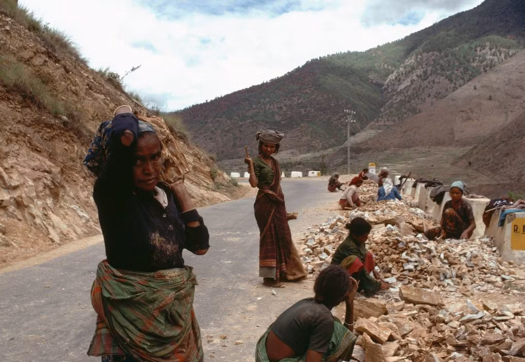 Công nhân làm đường Ấn Độ trên một con đường vùng biên giới Bhutan - Ấn Độ. Ảnh: Martin Parr/ Magnum Photos.