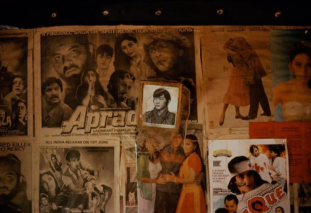Các poster phim ảnh Ấn Độ dán trên tường của cửa hiệu. Ảnh: Martin Parr/ Magnum Photos.