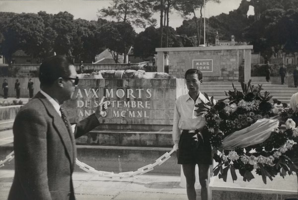 Cựu hoàng Bảo Đại ở khu tưởng niệm các tử sĩ Pháp - Việt chết trong biến cố Nhật đánh Lạng Sơn tháng 9/1940 và Nhật đảo chính Pháp tháng 3/1945. Ảnh: Manhhai Flickr.