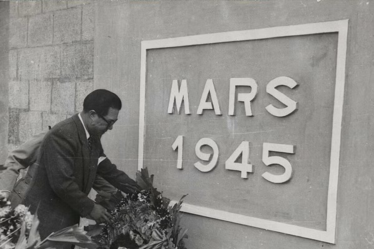 Vị Quốc trưởng Quốc gia Việt Nam thuộc Liên hiệp Pháp đặt vòng hoa trước đài tưởng niệm tạc dòng chữ "Tháng 3/1945". Ảnh: Manhhai Flickr.