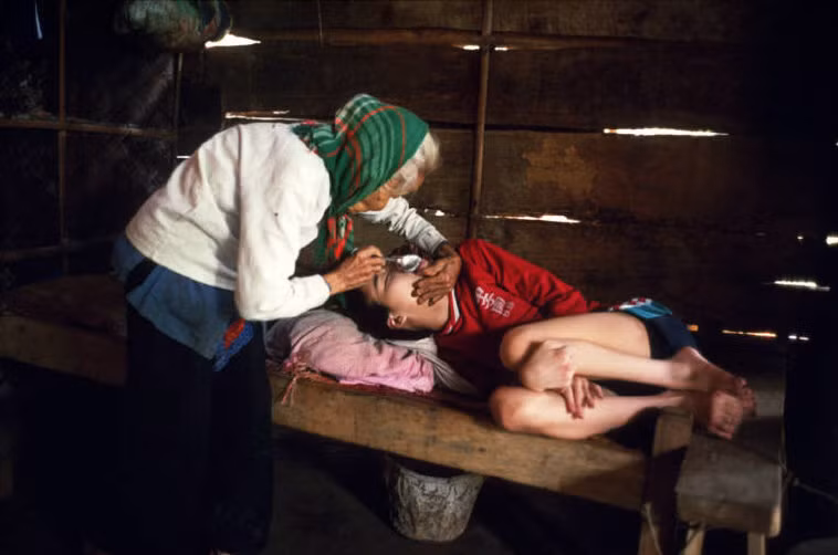 Người mẹ của bà Mít chăm sóc một người cháu nhỏ của mình. Ảnh: Chris Steele-Perkins/ Magnum Photos.