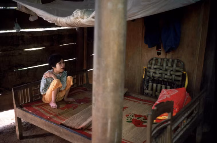 Lê Thị Dẻo, 19 tuổi, bị thiểu năng và tàn tật bẩm sinh, là con gái bà Nguyễn Thị Huyền, 60 tuổi, một người làng Cam Nghĩa - ngôi làng từng bị quân đội Mỹ rải chất độc da cam thời chiến tranh Việt Nam. Ảnh: Chris Steele-Perkins/ Magnum Photos.