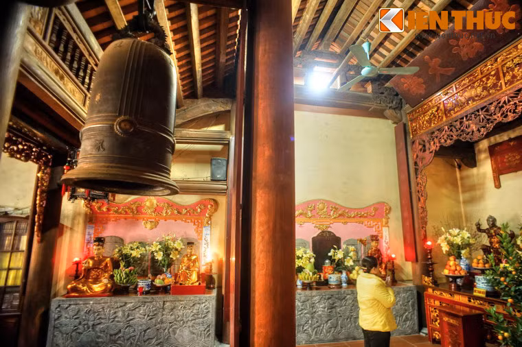 Ngoài hệ thống tượng Phật, chùa còn có tượng thiền sư Thượng Sĩ Lân Giác - người sáng lập chùa. Cổ vật đáng chú ý là một quả chuông có chữ "Liên Tông tục diện" (nghĩa là Liên Tông kế tục sáng ngời) thời Lê Trung Hưng.