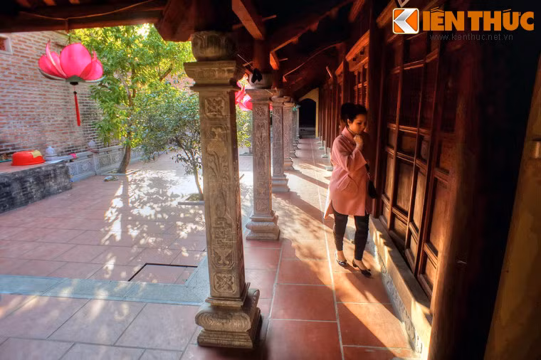 Từ tam bảo đi qua một sân nhỏ là đến nhà tổ.