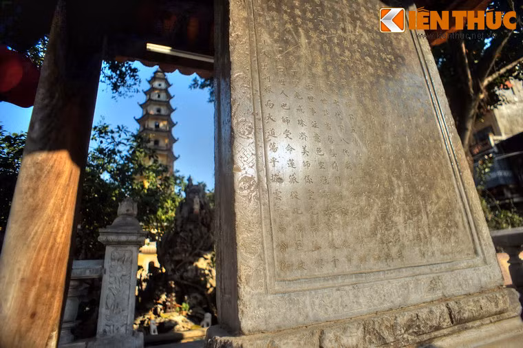 Theo văn bia, chùa được xây dựng thời vua Lê Dụ Tông (1705 – 1729) có tên là Liên Hoa, đến năm 1733, đổi tên là Liên Tông. Năm 1841, vì phải kiêng tên Nguyễn Phúc Miên Tông của vua Thiệu Trị nên chùa đổi tên là Liên Phái.