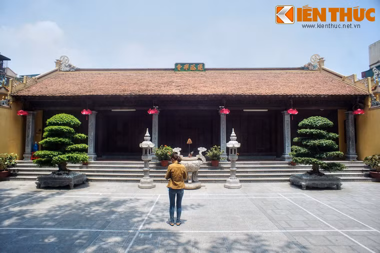 Tòa tam bảo có 5 gian, được dựng trên bộ khung bằng gỗ với sáu vì kèo đỡ mái, được làm theo kiểu “chồng rường” và kiểu “quá giang cột trốn”.