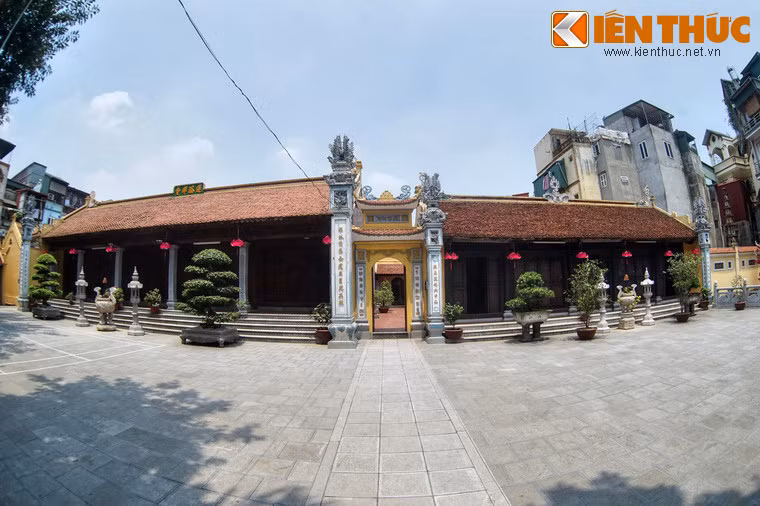 Từ nhà bia đi qua một khoảng sân rộng là khu chùa chính.