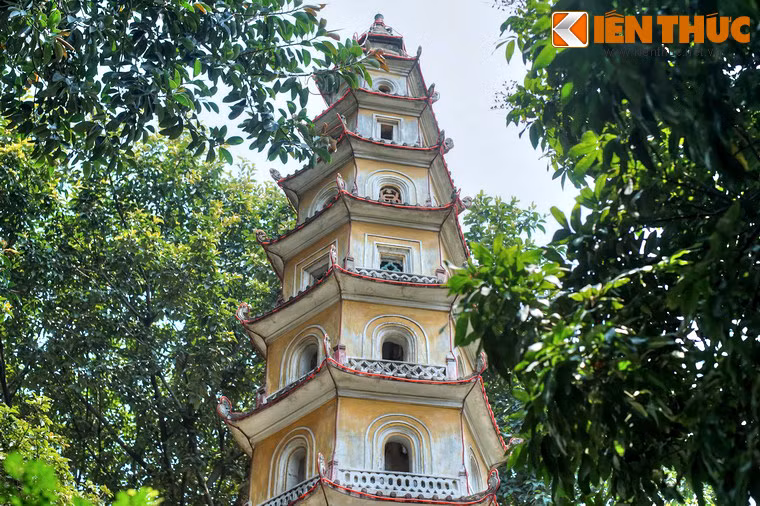 Tháp có hình lục lăng cao 10 tầng, quy mô tương đối lớn, được coi là kiến trúc quý hiếm vào bậc nhất trong các ngôi chùa ở Hà Nội.