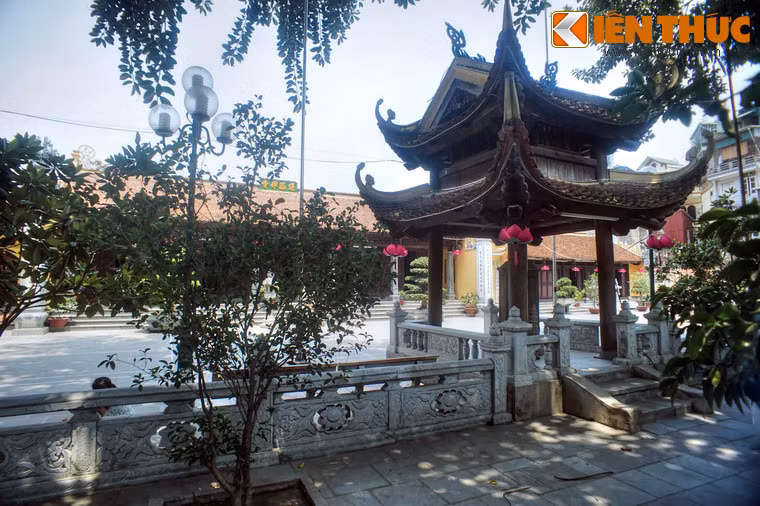 Phía sau tháp Diệu Quang là nhà bia.