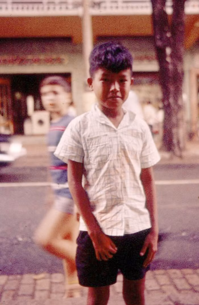 Cậu bé trên đường Tự Do. Ảnh: Ebay.