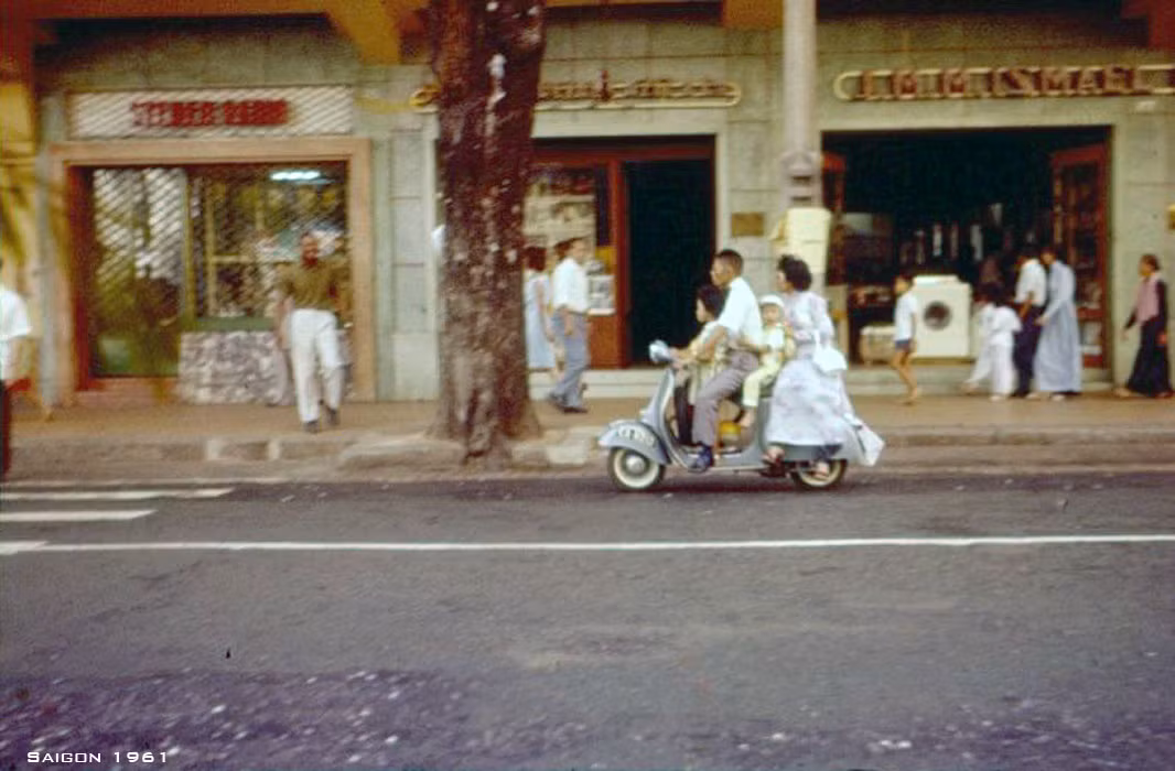 Bên ngoài thương xá Passage Eden ở đường Tự Do. Ảnh: Ebay.