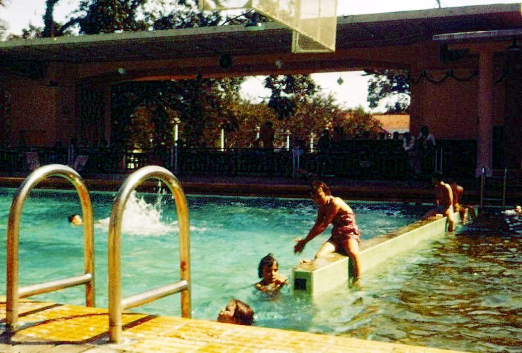 Người nước ngoài tại hồ bơi của CLB Thể thao Sài Gòn. Ảnh: Ebay.