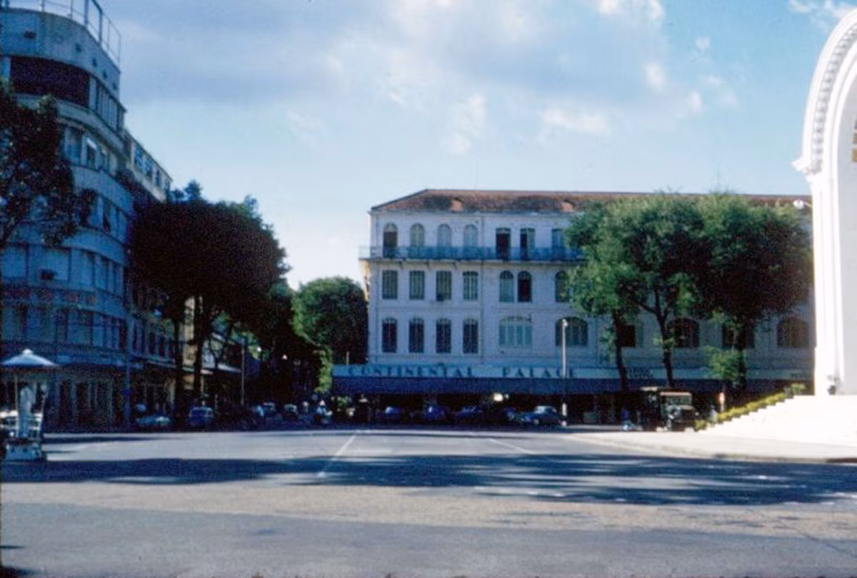 Khách sạn Continental Palace nhìn từ phía khách sạn Cravelle. Ảnh: Ebay.