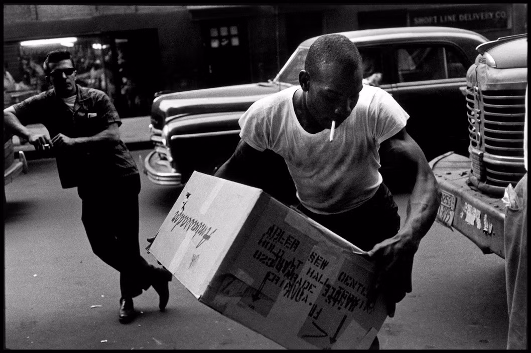 Người thanh niên da đen làm nghề bốc vác ở New York, 1962. Ảnh: Bruce Davidson/ Magnum Photos.