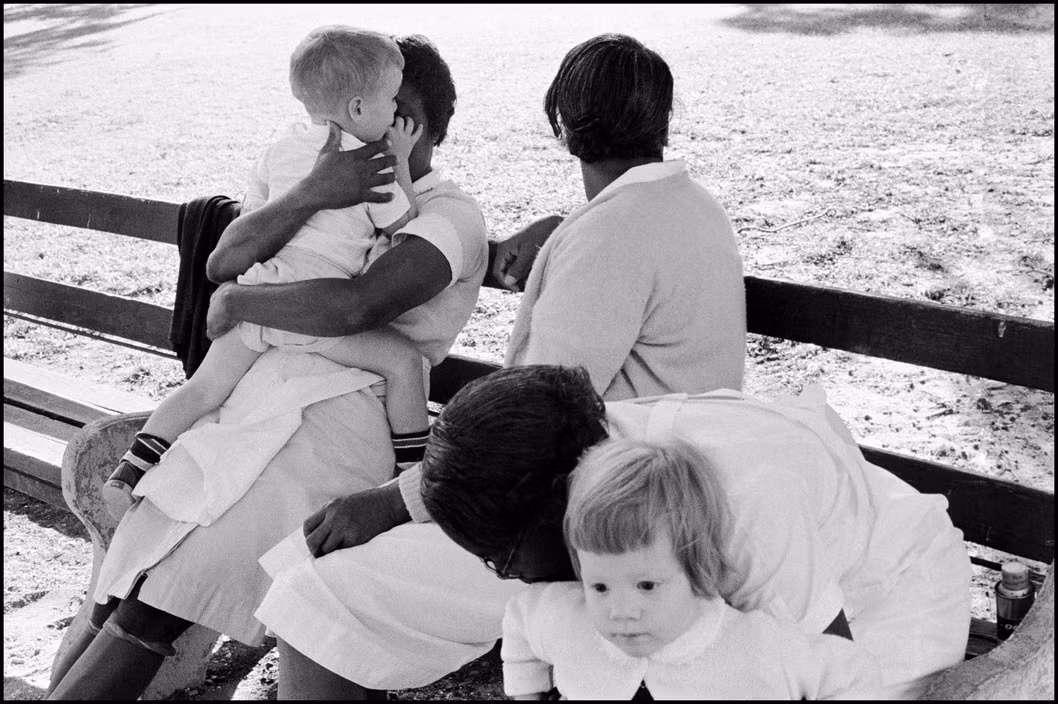 Các bảo mẫu da đen và trẻ em da trắng ở Charleston, Nam Carolina năm 1962. Ảnh: Bruce Davidson/ Magnum Photos.