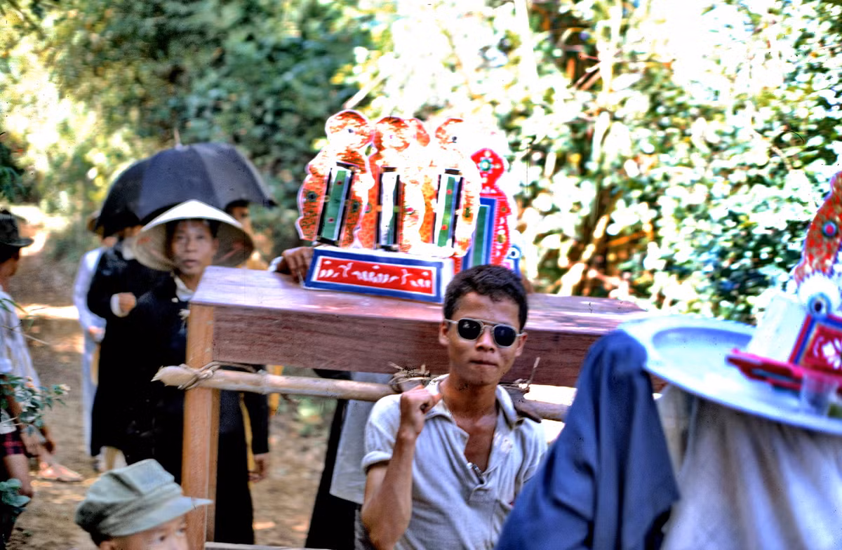 Một đám tang ở Quảng Trị. Ảnh: Edward Palm.