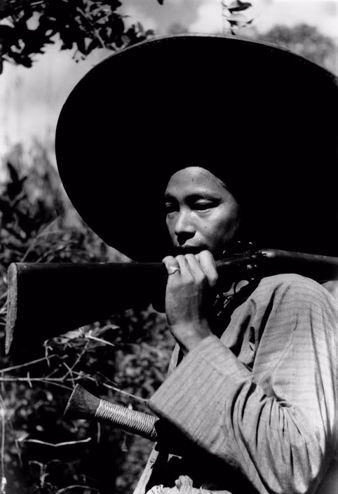 Chân dung một thợ san người dân tộc Naga. Ảnh: George Rodger/ Magnum Photos.