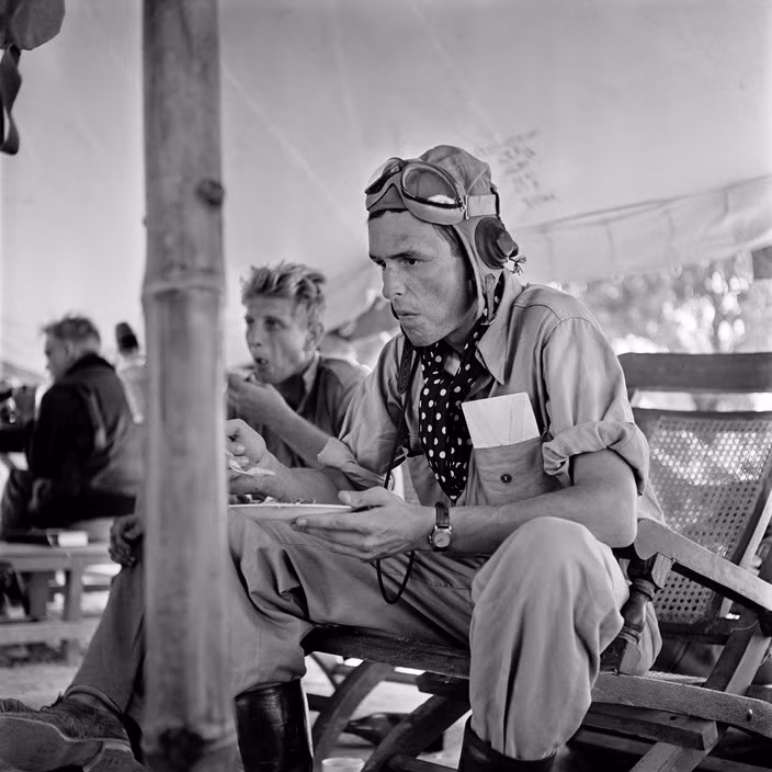 Chân dung John G. Bright, một phi công thuộc lực lượng Phi Hổ ở sân bay Mingladon. Ảnh: George Rodger/ Magnum Photos.