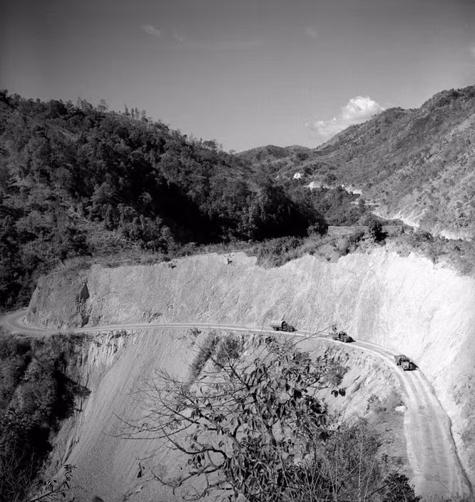 Một con đường đèo ở Bắc Miến Điện. Ảnh: George Rodger/ Magnum Photos.
