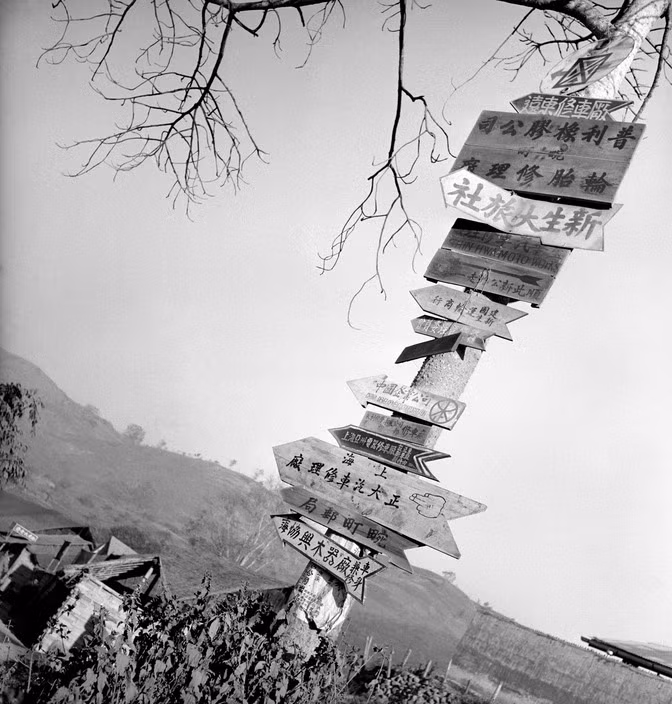 Những tấm biển chỉ đường tại Kyuhkok, gần biên giới với Trung Quốc. Ảnh: George Rodger/ Magnum Photos.