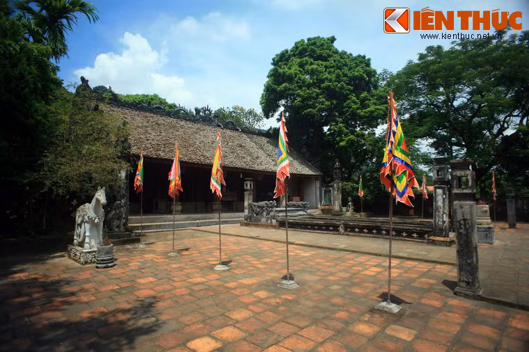 Xung quanh nơi đặt sập có cắm cờ tượng trưng cho các đạo quân và một cặp nghê chầu, ngựa trắng đăng đối hai bên...