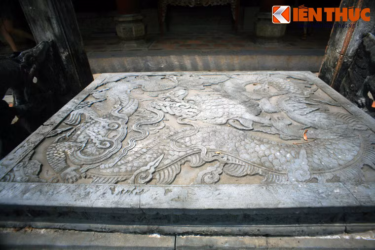 Bề mặt của sập được tạc nổi hình con rồng với dáng vẻ khỏe mạnh và uy dũng, tương trưng cho uy quyền của Đinh Tiên Hoàng Đế.