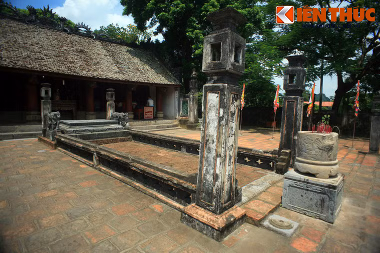 Phía đầu và phía cuối khu vực đặt sập có cặp trụ biểu, trên mặt có ghi các câu đối đã mờ theo thời gian. Trước lối vào sập đặt một lư hương.