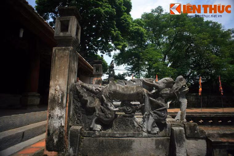 Một luồng ý kiến khác cho rằng đây là hình ảnh ẩn dụ về vai trò lịch sử của bà Dương Vân Nga - vị Hoàng hậu của hai Hoàng đế thời kỳ đầu lập quốc trong lịch sử Việt Nam là Đinh Tiên Hoàng và Lê Đại Hành. Bà đóng vai trò đặc biệt quan trọng trong việc chuyển giao quyền lực từ nhà Đinh sang nhà Tiền Lê.