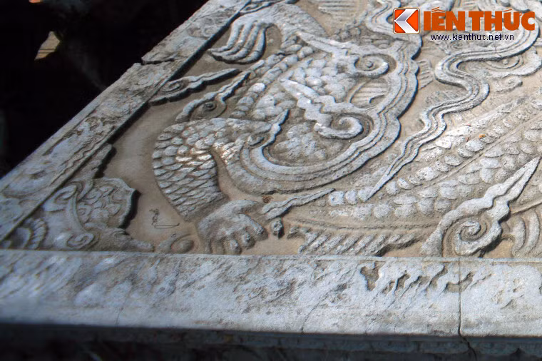 Điều kỳ lạ là hình tượng rồng này được thể hiện với bàn tay phụ nữ, điều không hề gặp ở bất cứ tác phẩm nghệ thuật cổ nào khác của người Việt. Xung quanh hình ảnh có rất nhiều ý kiến khác nhau.