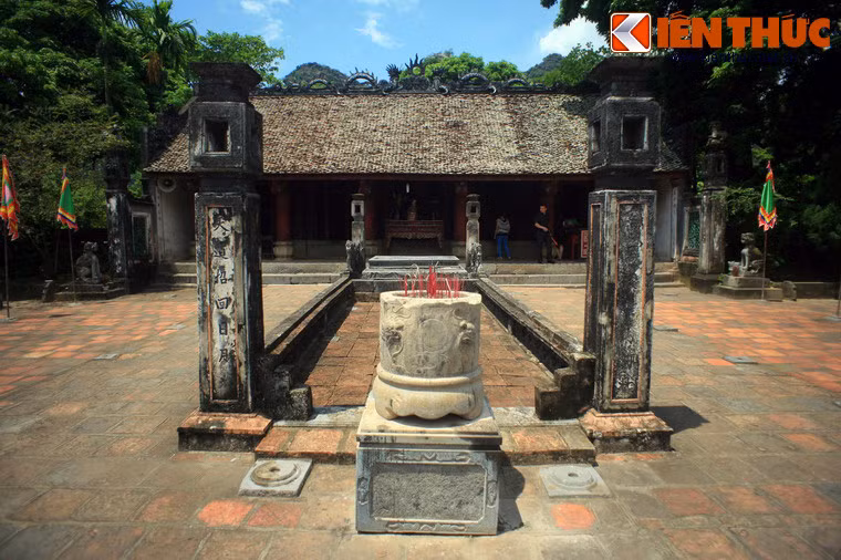  Sập đá cổ đền thờ vua Đinh nằm giữa sân rồng ở một nền đất cao hơn so với khu vực xung quanh, được dẫn vào bằng một lối đi tạo thành từ hai bức tường thấp hai bên.