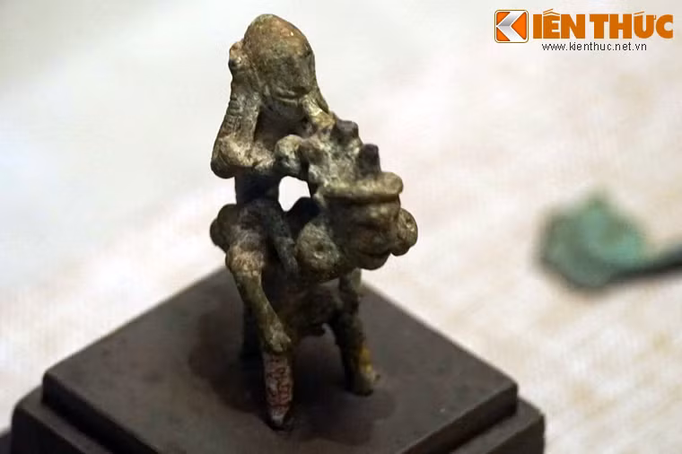 Có thể nói, tượng đồng hai người cõng nhau thổi khèn có ý nghĩa như một thông điệp của thời đại Hùng Vương dựng nước gửi lại cho muôn đời sau.