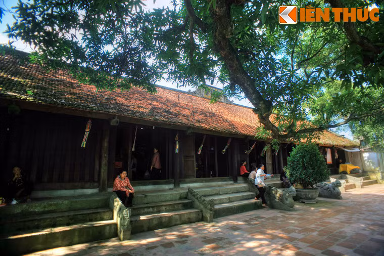 Cụm kiến trúc chính của chùa Phổ Minh bao gồm 9 gian tiền đường, 3 gian thiêu hương, toà thượng điện cũng 3 gian nhưng rộng hơn, xếp theo hình chữ "công".