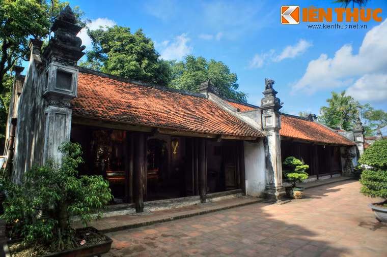 Sau thượng điện, cách một sân hẹp là ngôi nhà dài 11 gian. Ở giữa là 5 gian nhà tổ, bên trái là 3 gian nhà tăng và bên phải là 3 gian điện thờ.