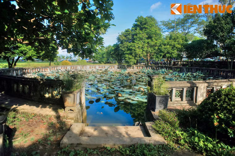 Hai bên lối vào chùa có hai hồ tròn thả sen nằm đăng đối.