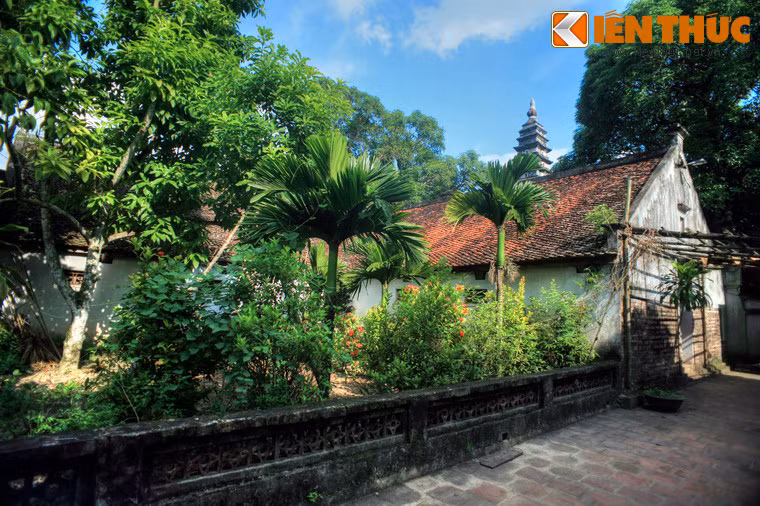 Hai dãy hành lang nối tiền đường ở phía trước với ngôi nhà 11 gian ở phía sau làm thành một khung vuông bao quanh kiến trúc chùa.