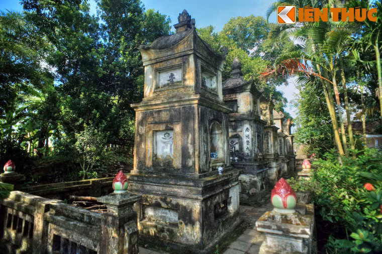 Một góc vườn tháp của chùa Phổ Minh.