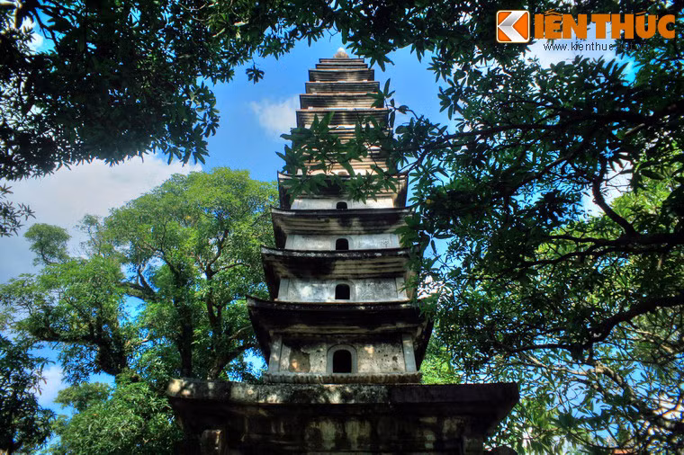 Tháp được dựng năm 130, cao khoảng 19m, gồm 14 tầng. Nền tháp và tầng thứ nhất xây bằng đá, những tầng còn lại phía trên xây bằng gạch. Tầng nào cũng trổ 4 cửa vòm cuốn, giữa các tầng là gờ mái...