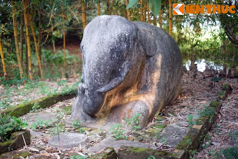 Tượng voi đá bên trái có kích thước nhỏ hơn một chút, như thể hiện đây là một nàng voi cái.