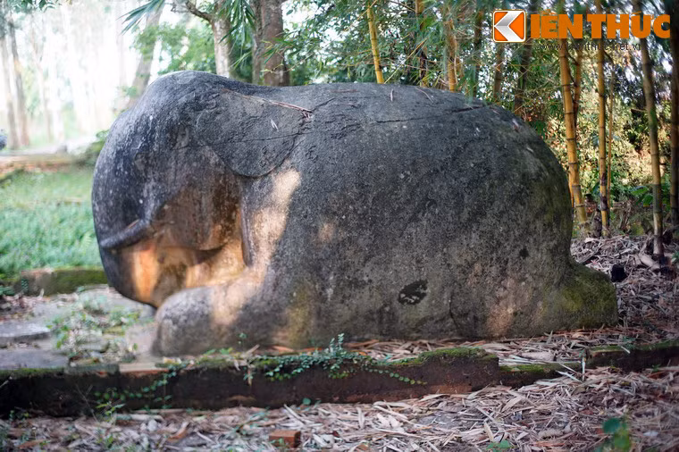 Tạo hình của voi có phần đơn giản hơn so với voi đối diện.