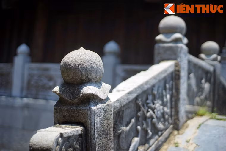 Mỗi bên lan can của cầu đá chùa Bút Tháp có bốn trụ, đầu mỗi trụ tạc hình trái đầu tiên.