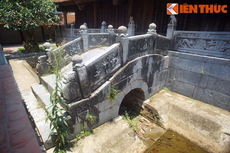 Cầu dài khoảng 4m, rộng 2m, gồm 3 nhịp uốn cong vồng.