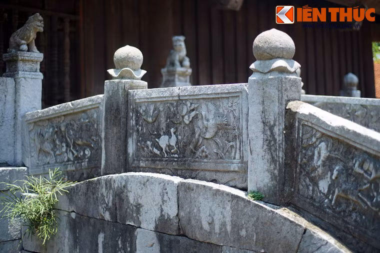 Hai bên cầu có hai hàng lan can, nơi chạm 12 bức phù điêu đá tinh xảo, cũng là nét đặc sắc nhất của cầu.