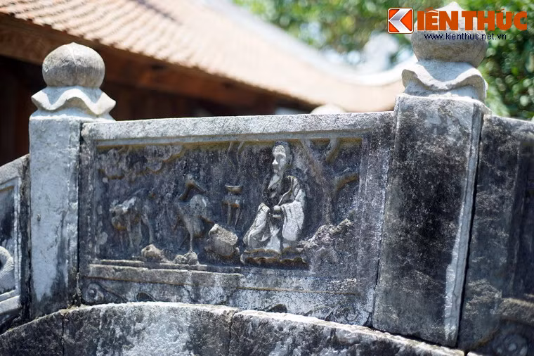 Chủ để các bức chạm là hình ảnh chim muông, hoa lá, sự tích Phật giáo...