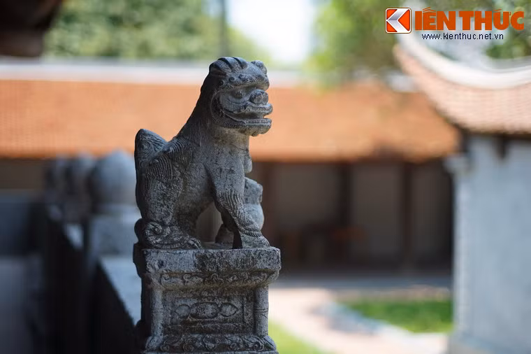 Riêng hai đầu trụ ở đầu cầu bên Thượng điện tạc hình sư tử đá rất sống động.